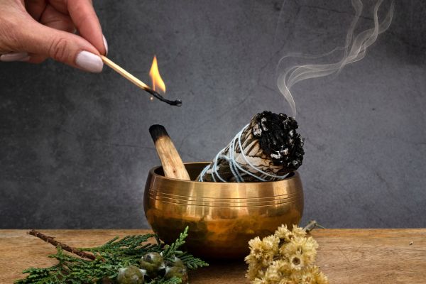 Encens traditionnels et ésotériques venus d’Orient : découvrez leurs rituels, parfums mystiques et usages pour l’harmonie intérieure.
