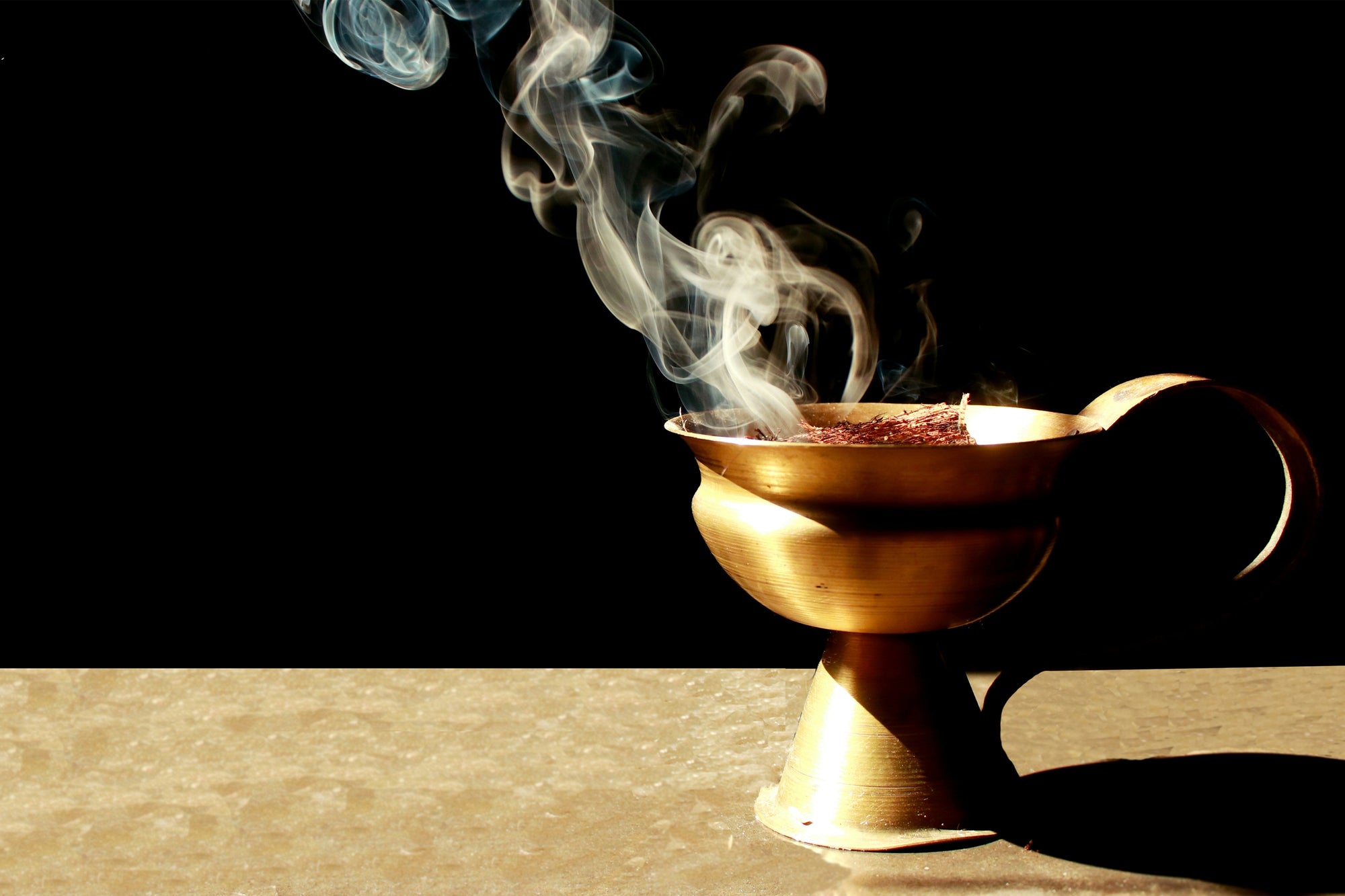 Protection, purification, élévation : les secrets ésotériques des encens sacrés