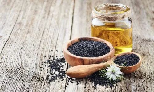 Application d'huile de nigelle sur les cheveux pour un soin naturel nourrissant