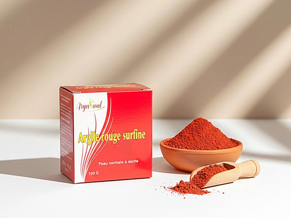 Argile rouge surfine en poudre fine dans un bol naturel – soin éclat peau terne
