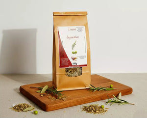 Infusion de plantes séchées naturelles dans une tasse artisanale – moment détente