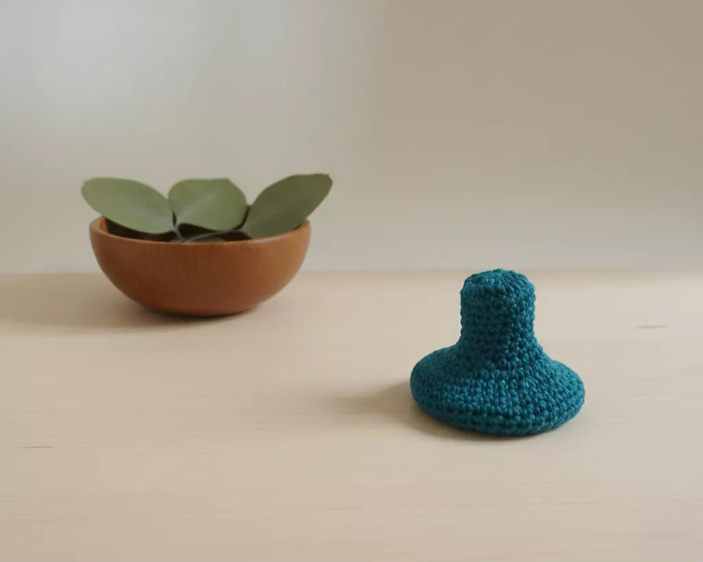 Pierre Ponce Naturelle en usage sur le pied humide – Exfoliation douce et naturelle