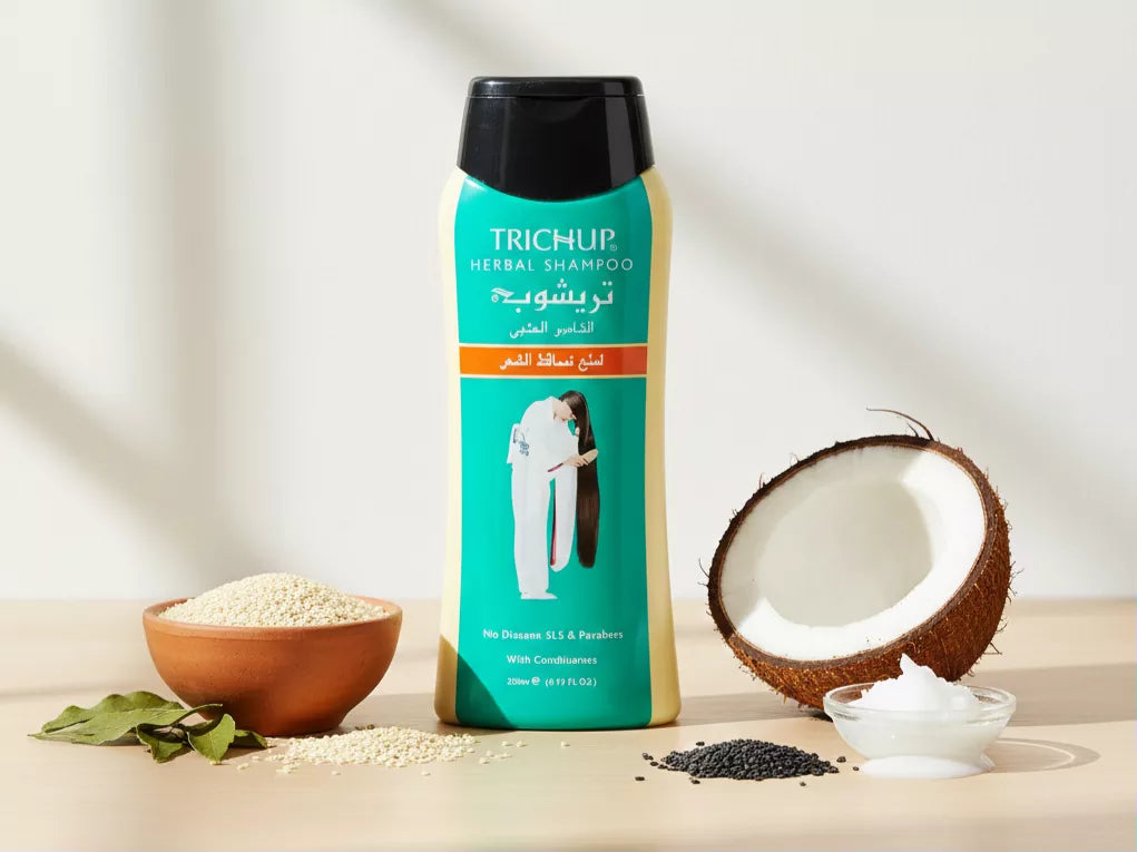 Shampoing Trichup – flacon vert naturel à base d’huile de sésame, de coco et plantes ayurvédiques pour la croissance et la fortification des cheveux.