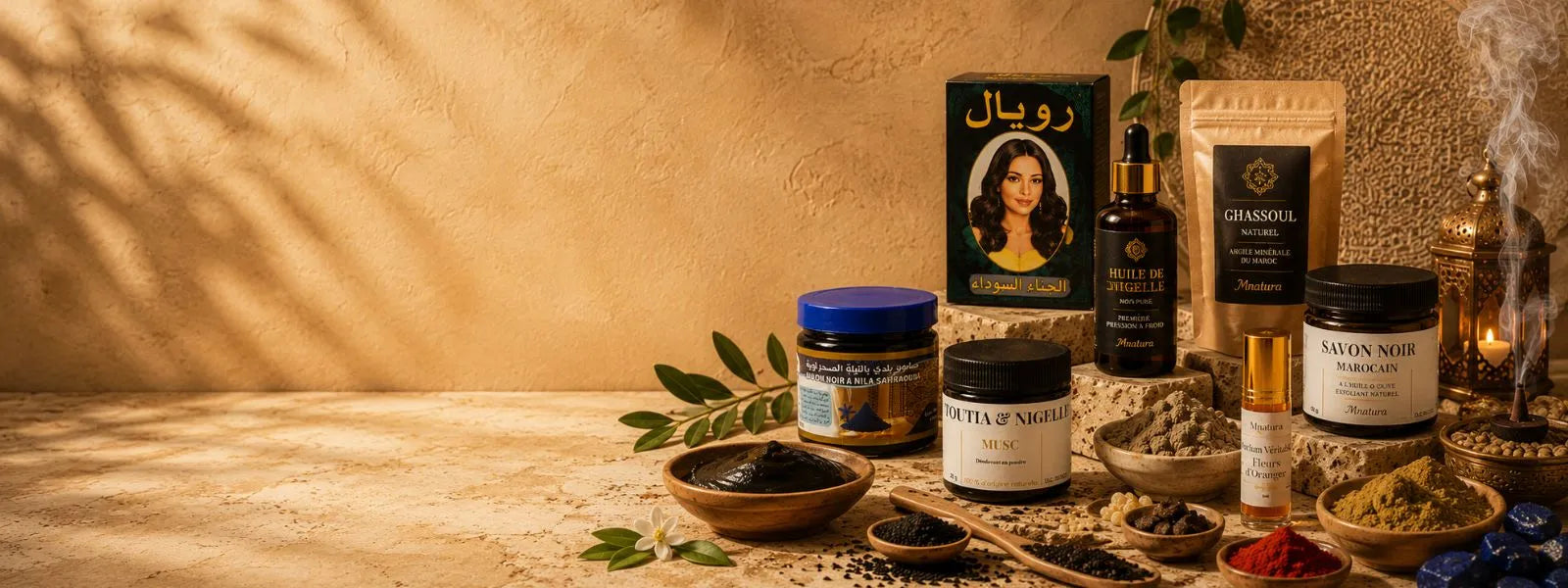Rituels de beauté orientale Mnatura avec Huile de Nigelle, Toutia, Ghassoul, Savon Noir, Henné, parfum oriental et encens dans une ambiance spa sur pierre en travertin.